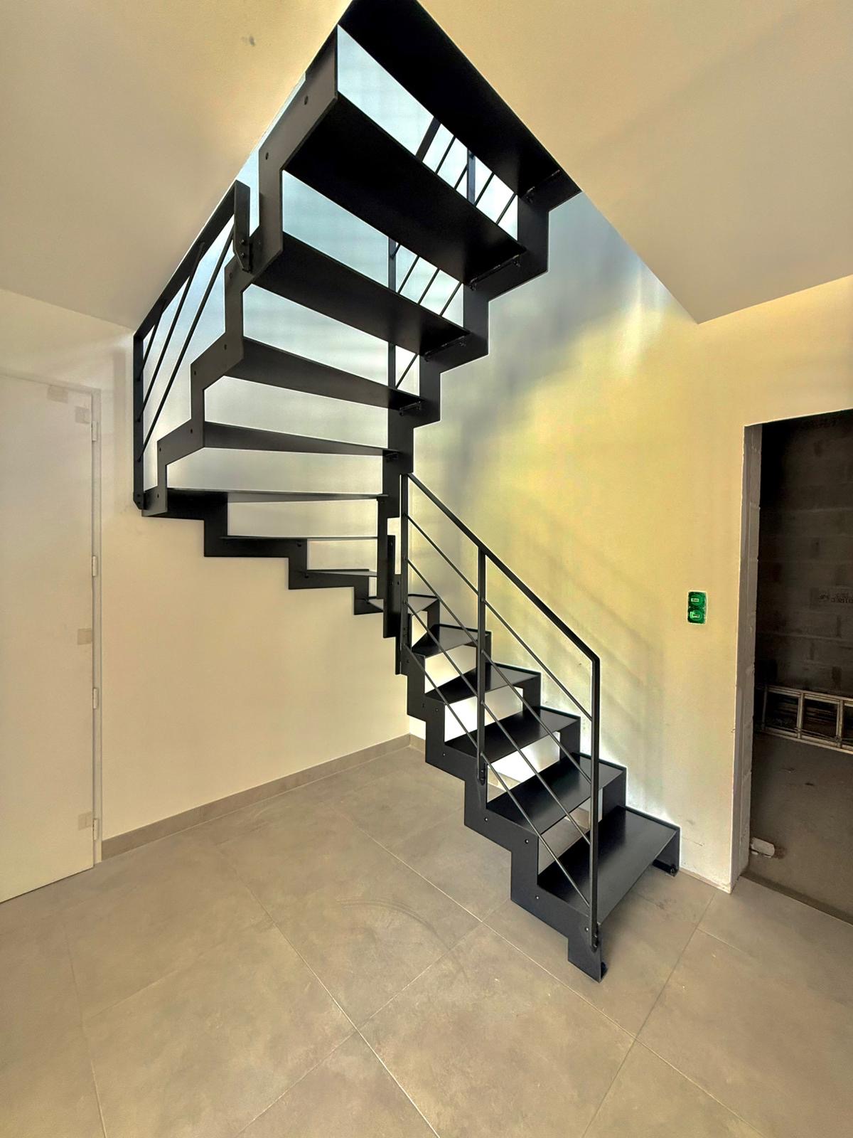 Escalier deux quarts tournant acier noir — détail marches