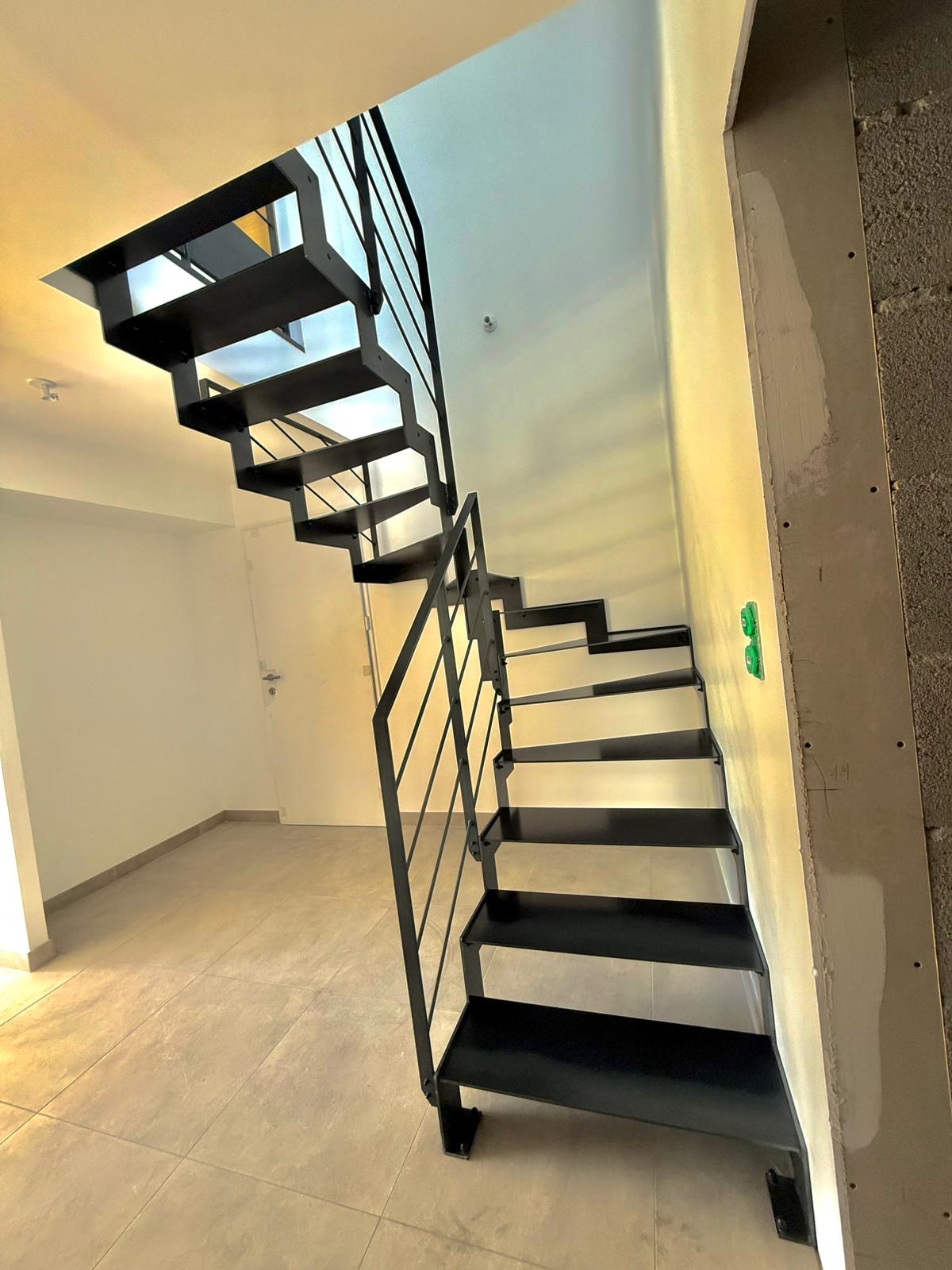 Escalier deux quarts tournant acier noir — garde-corps