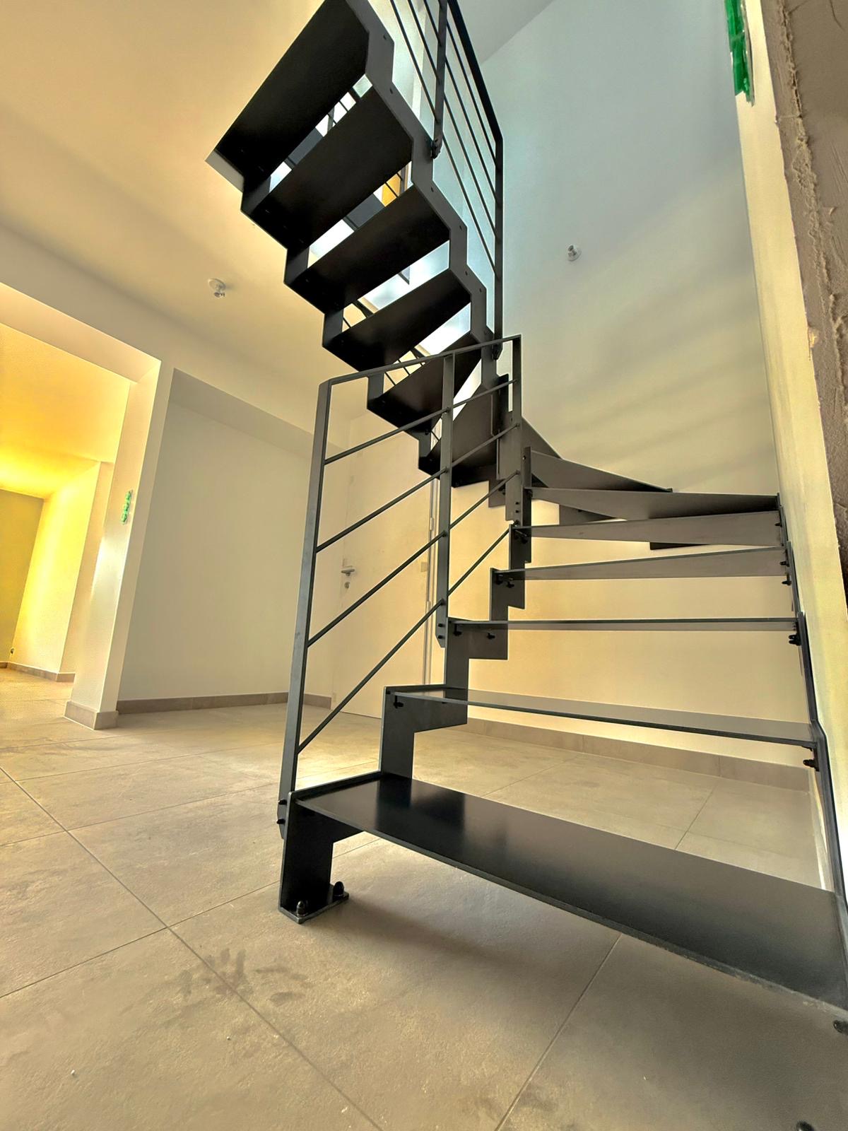 Escalier deux quarts tournant acier noir — détail finition