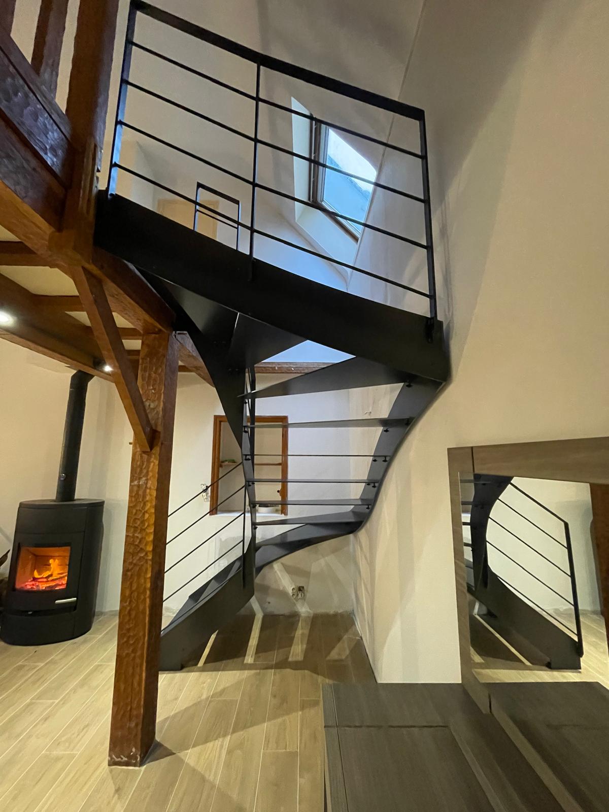 Escalier deux quarts tournant acier sur mesure — détail marches