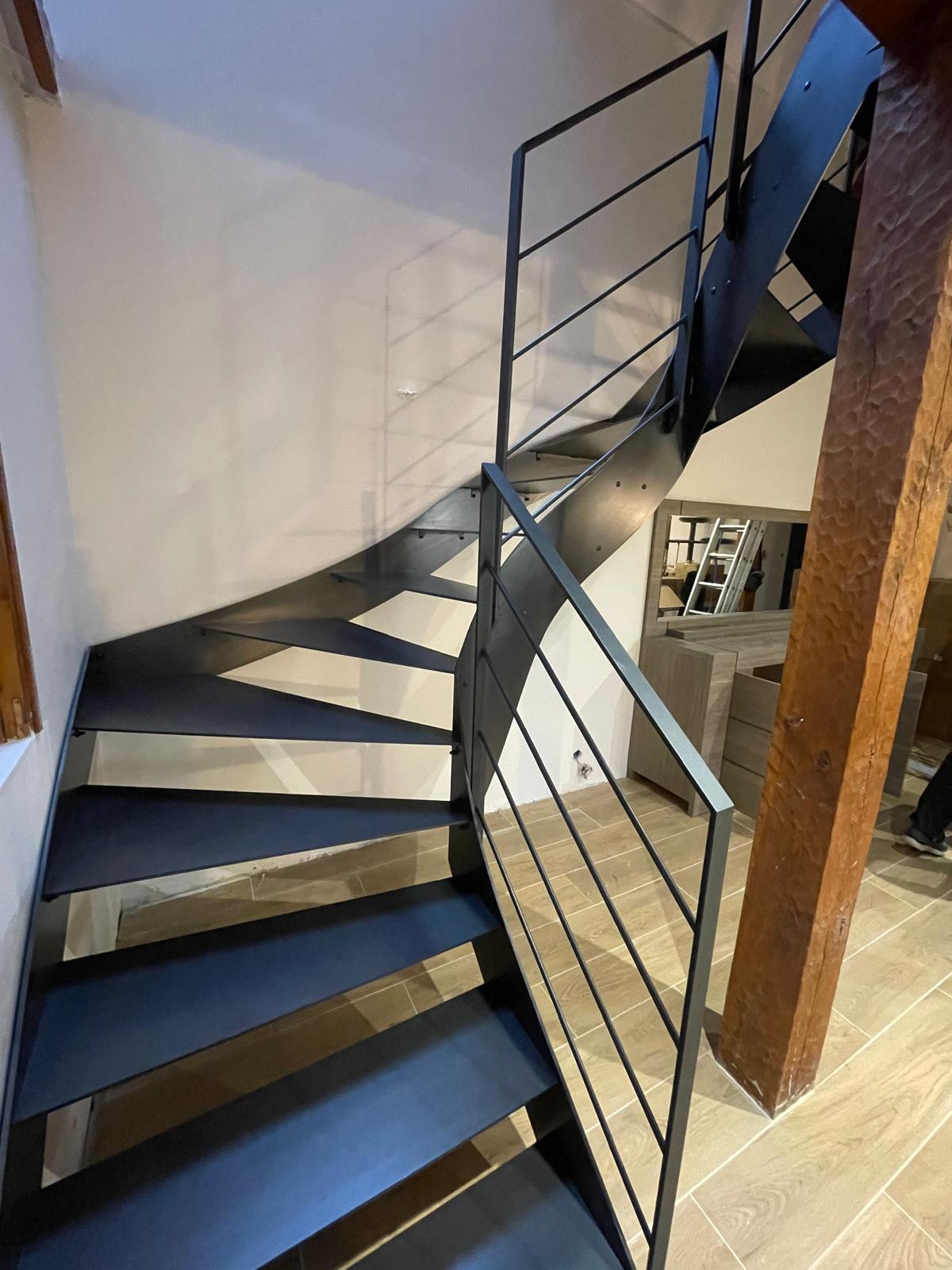Escalier deux quarts tournant acier sur mesure — garde-corps