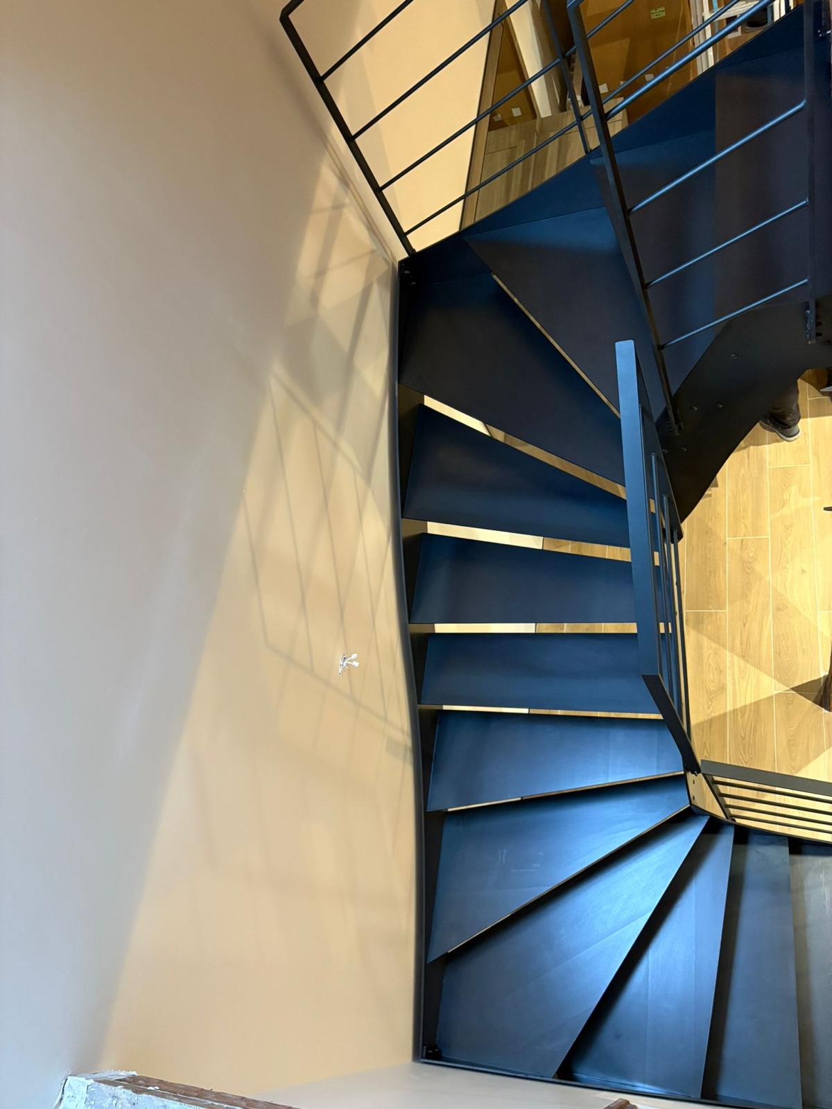 Escalier deux quarts tournant acier sur mesure — détail finition