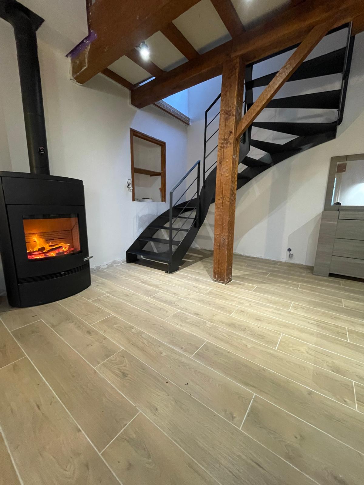 Escalier deux quarts tournant acier sur mesure — vue latérale