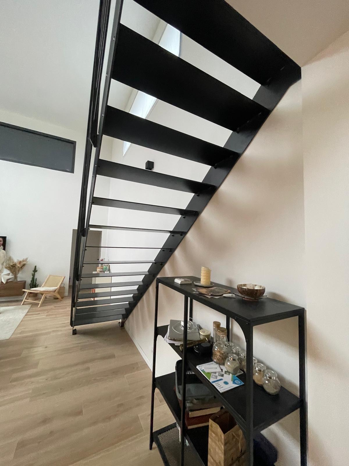 Escalier droit acier naturel ciré avec mezzanine — Klatem Morbihan