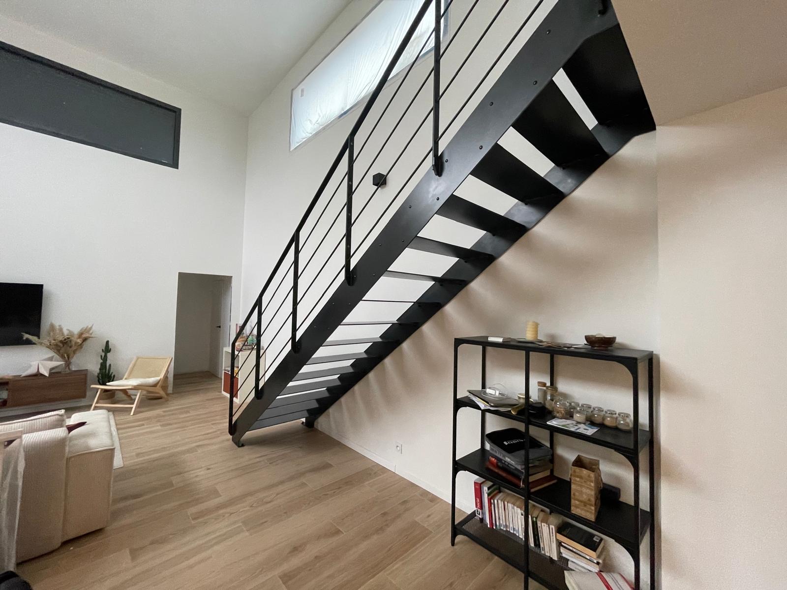 Escalier droit acier noir mezzanine — détail structure