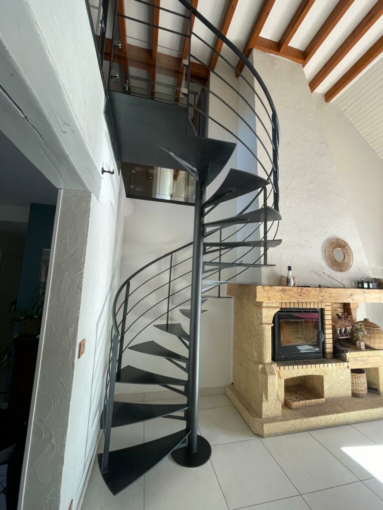 Escalier colimaçon hélicoïdal tout métal fabriqué par Fabric'Métal