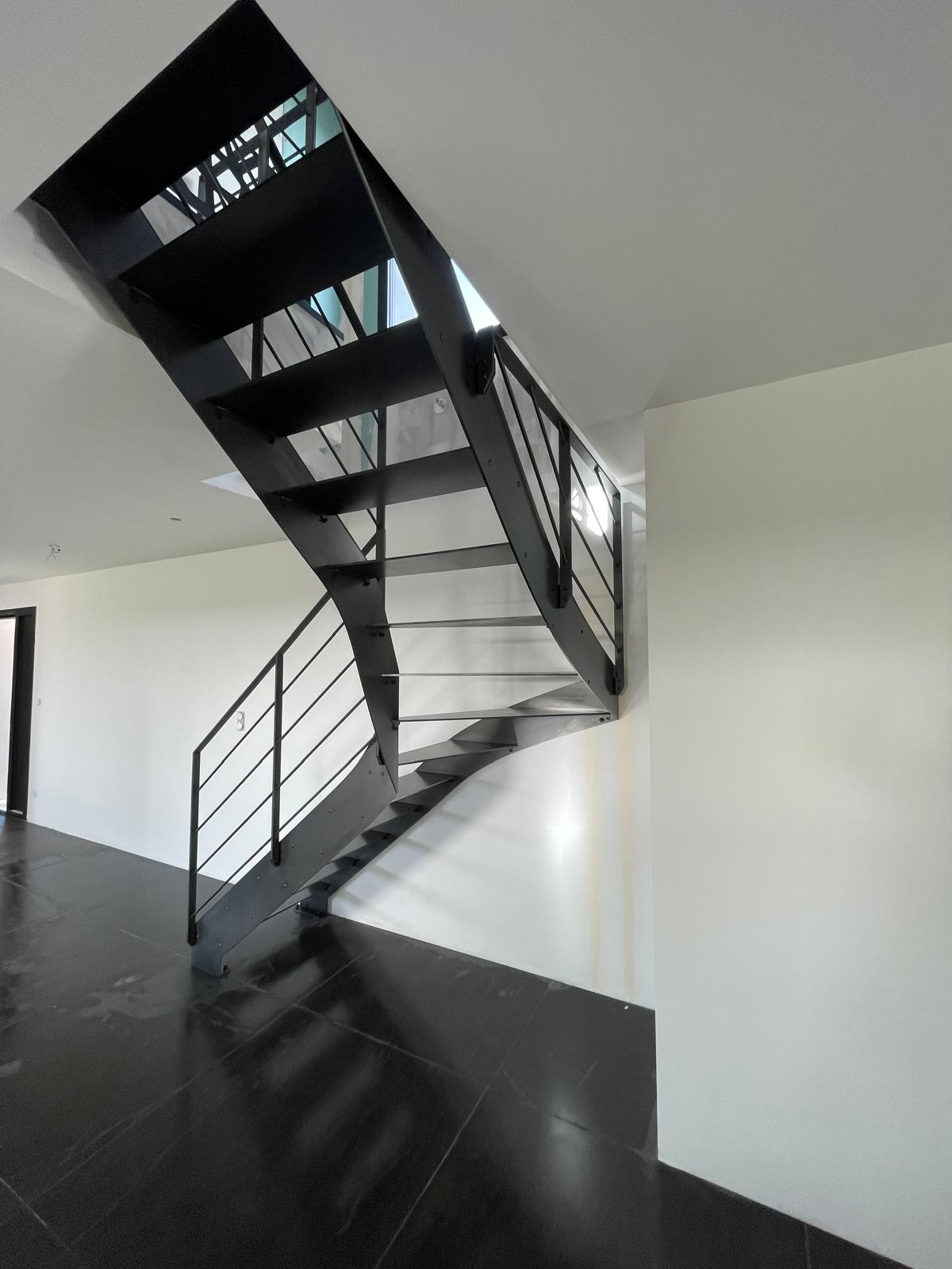 Escalier quart tournant acier naturel — détail marches