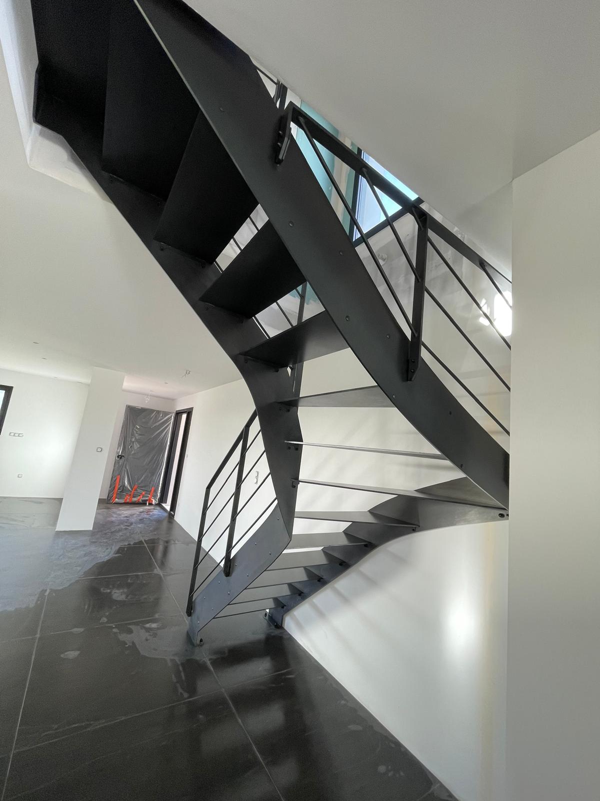 Escalier quart tournant acier naturel — garde-corps