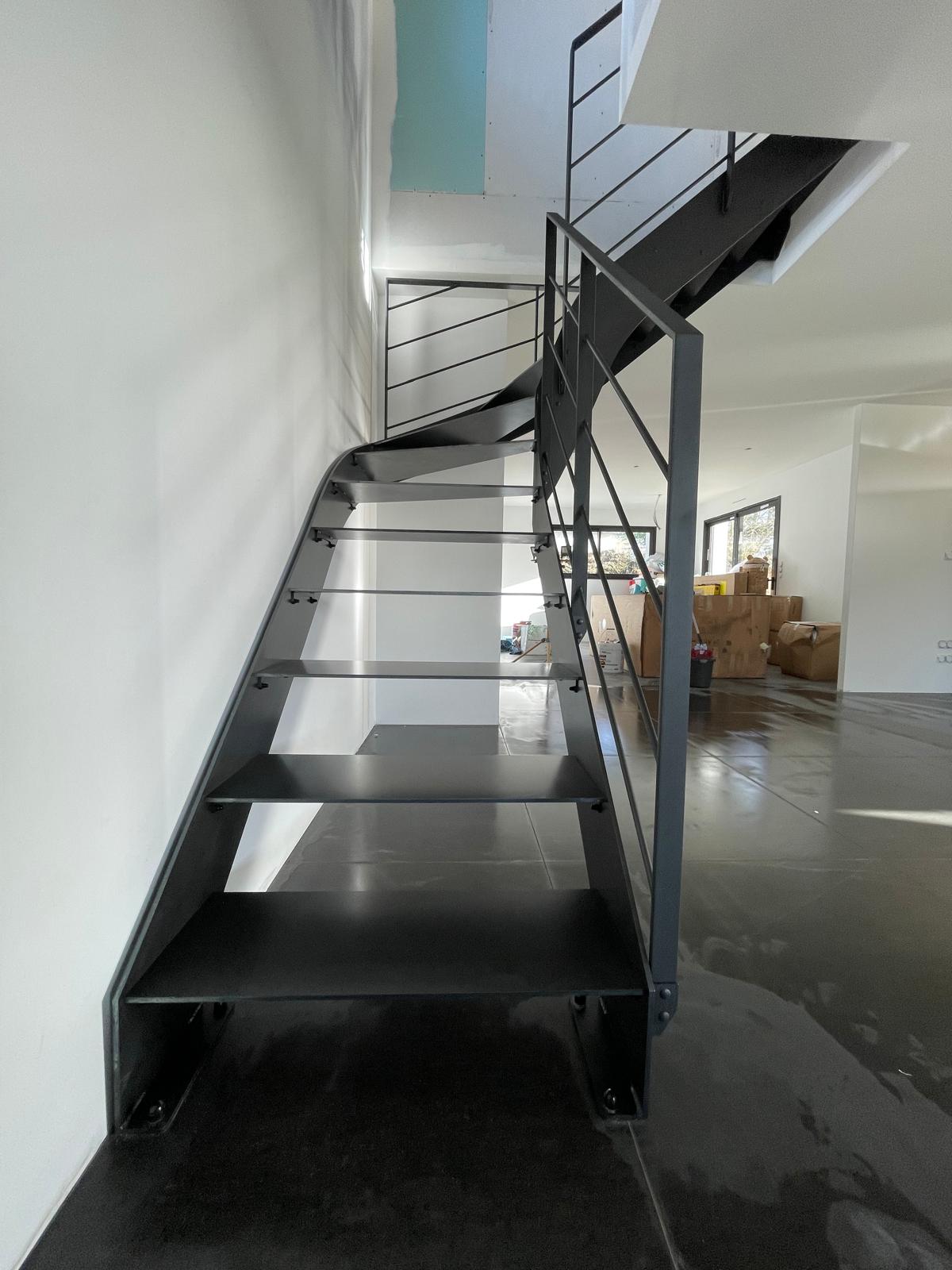 Escalier quart tournant acier naturel — détail finition