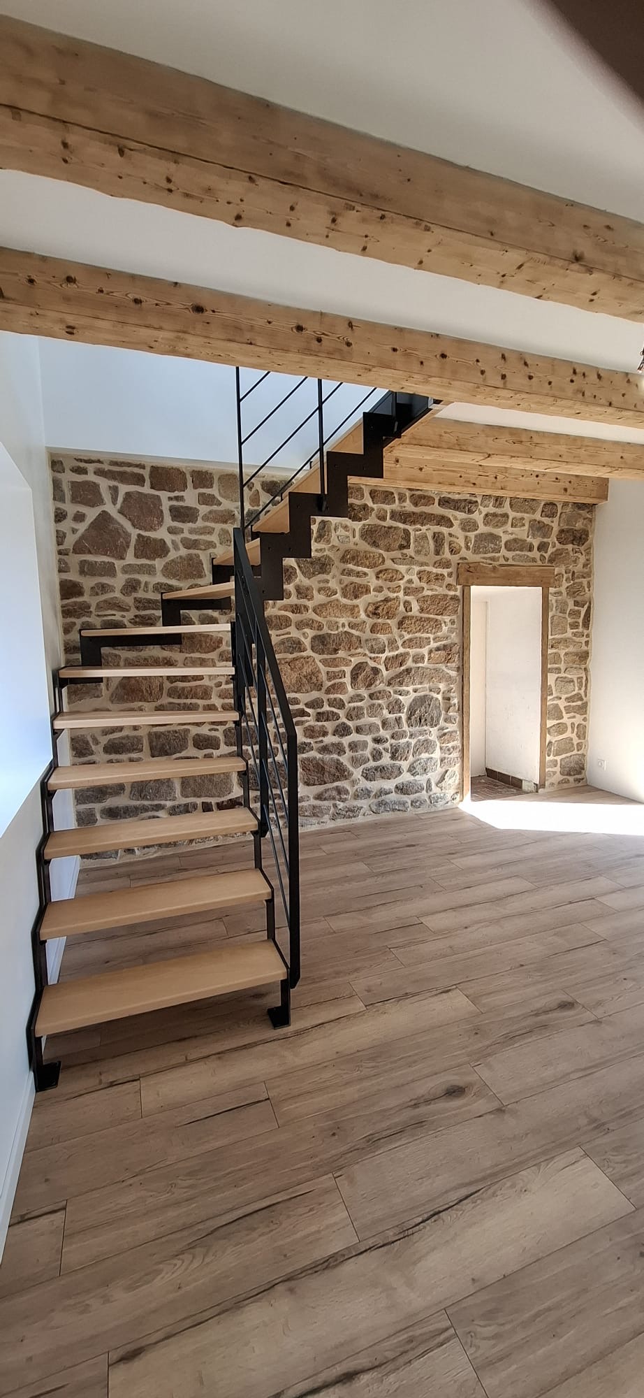 Escalier quart tournant métal bois maison en pierre — Klatem
