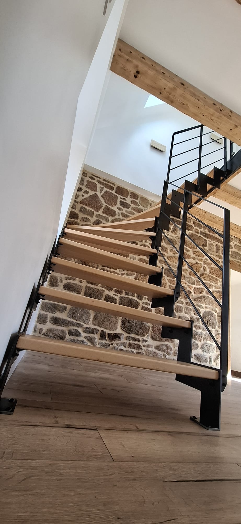 Escalier quart tournant métal bois maison en pierre — détail marches