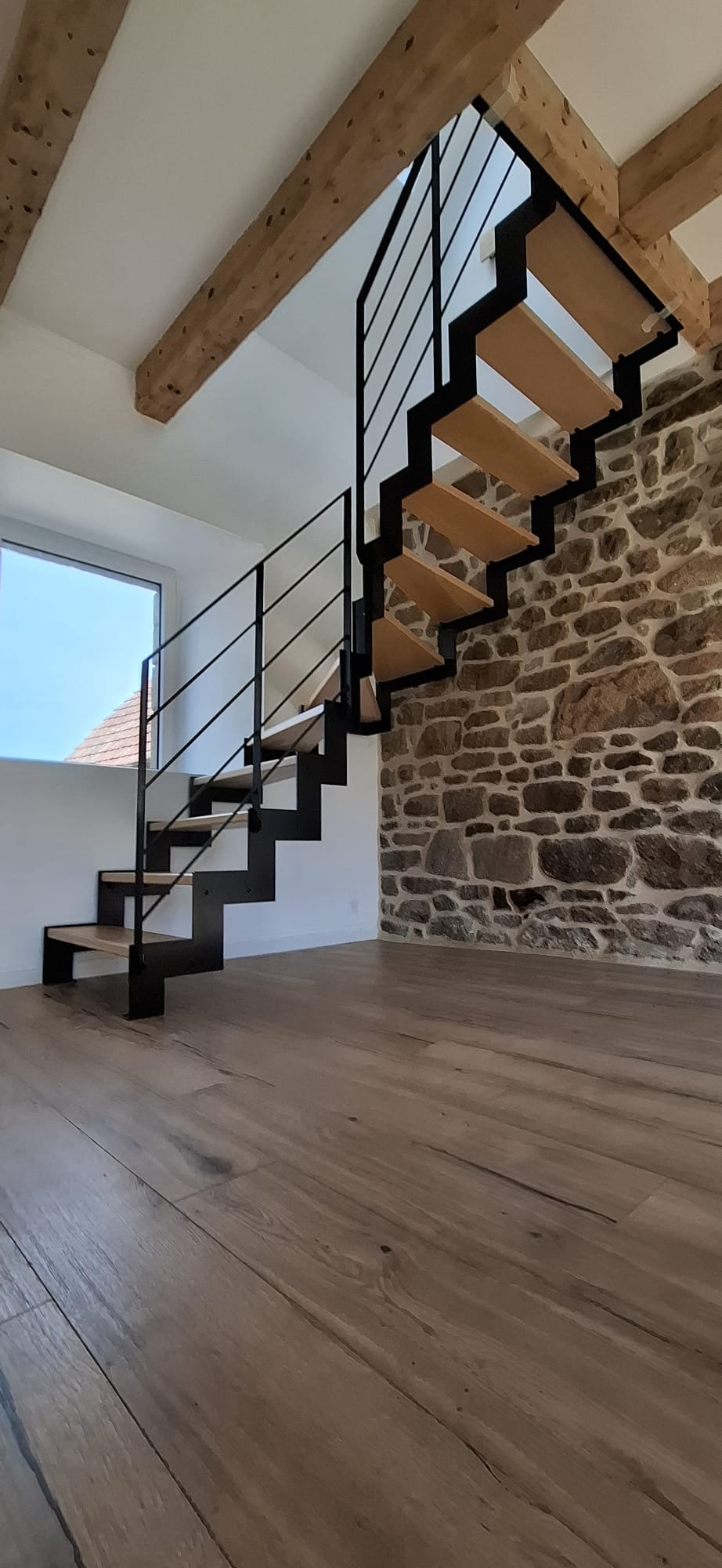 Escalier quart tournant métal bois maison en pierre — garde-corps
