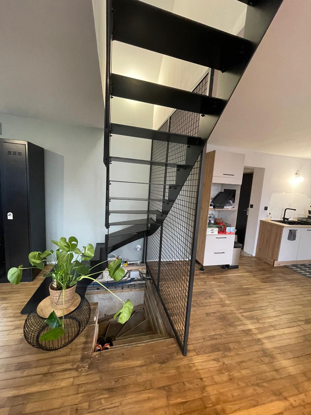 Escalier quart tournant tout métal — garde-corps